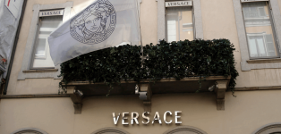 Versace entra en pérdidas en 2016 lastrado por la inversión en retail