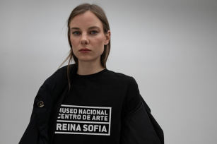 Lola Casademunt diseña los uniformes de los vigilantes de sala del museo Reina Sofía