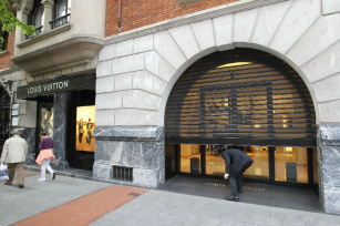 Louis Vuitton reordena su red de tiendas en España con su salida de Bilbao