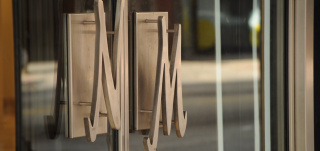 Saks Fifth Avenue vuelve a la conquista de Neiman Marcus y replantea su adquisición