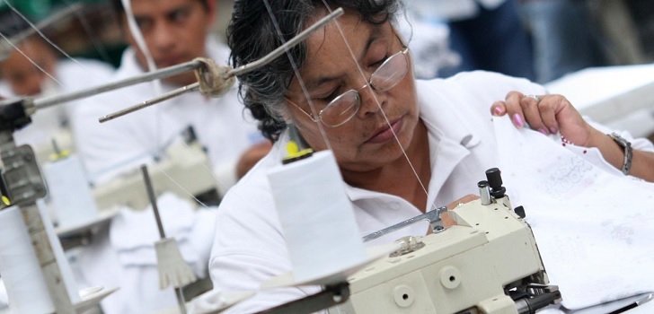 La actividad industrial de la confección mexicana reduce su caída en julio 