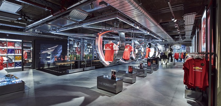 El gigante alemán de la distribución deportiva ha inaugurado un establecimiento de 2.500 metros cuadrados en Oxford Street, donde ha implementado un nuevo concepto de tienda digital.