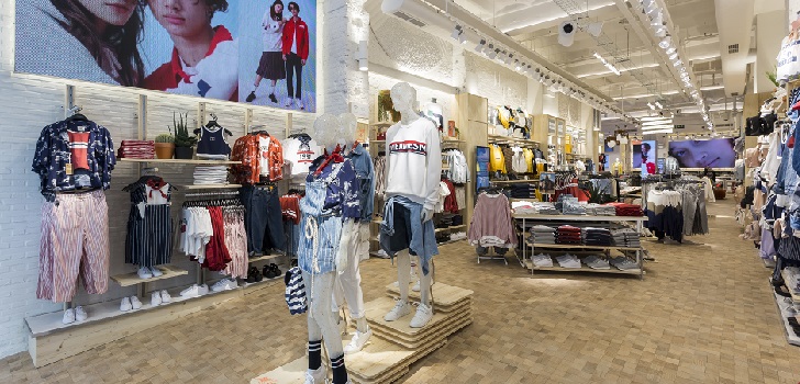 Pull&Bear reabre su 'flagship store' en Portal l'Àngel e introduce cajas de autocobro | Modaes
