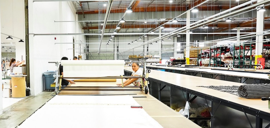 Fábrica de Reformation en Los Ángeles. Reformation se ha marcado el objetivo de que un 75% de sus productos estén hechos con fibras naturales o recicladas