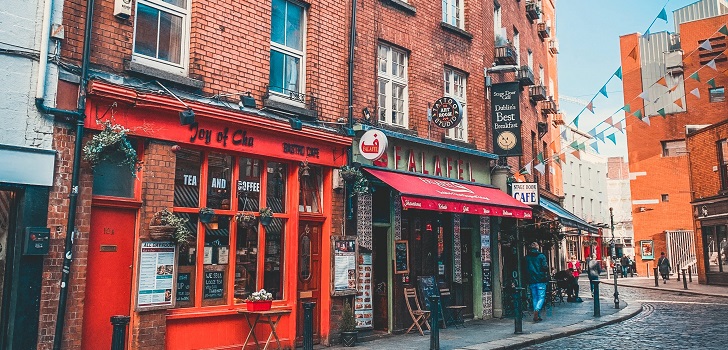 Calle de Irlanda. Irlanda vuelve a cerrar: suspende las actividades no esenciales durante un mes