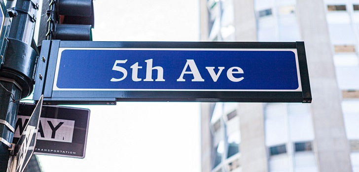 Cartel de la Quinta Avenida de Nueva York. Meca del retail busca inquilino: las rentas se hunden en Nueva York y Londres se vacía