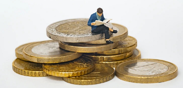 Muñeco sobre monedas El coste laboral en las actividades deportivas cae a su mayor ritmo desde 2015