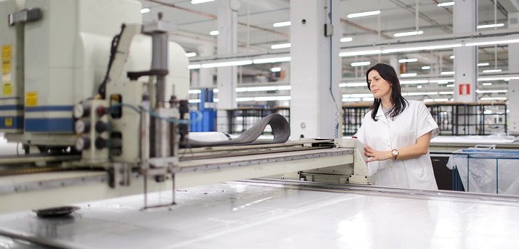 Fábrica confección española. La confección aumenta la producción por primera vez desde enero