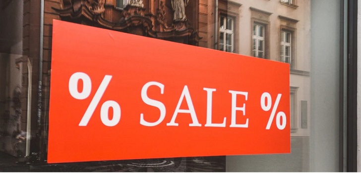 Cartel de rebajas en un escaparate. El comercio italiano retrasa las rebajas de verano hasta el 1 de agosto