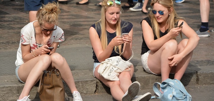 Turistas en la calle España recibe 1,4 millones de turistas en mayo, pero acumula un descenso del 70% en 2021