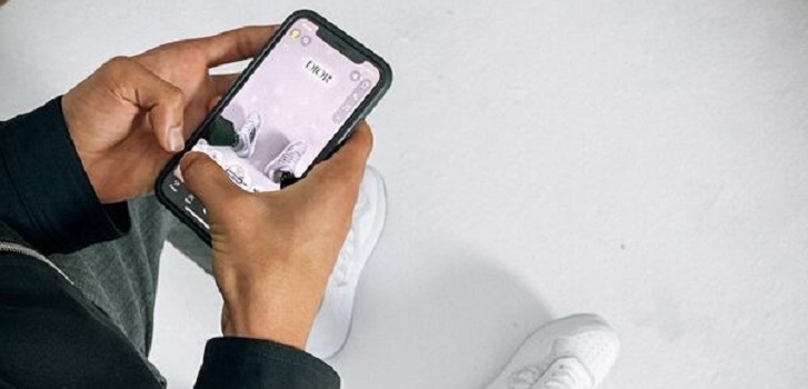 Dior salta a Snapchat con las zapatillas B27