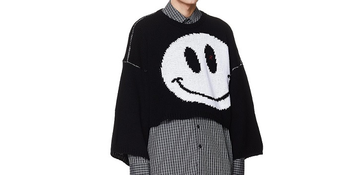 Raf Simons sonr&iacute;e con Smiley