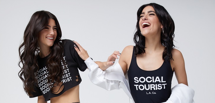 Las hermanas D'Amelio para la campaña de presentación de Social Tourist Abercrombie&Fitch, a por los Z: lanza una nueva marca de la mano de dos ‘tiktokers’