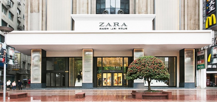 Tienda de Inditex en Shanghai. Inditex rebota en bolsa con una subida del 12,2% en una jornada histórica en el Ibex35