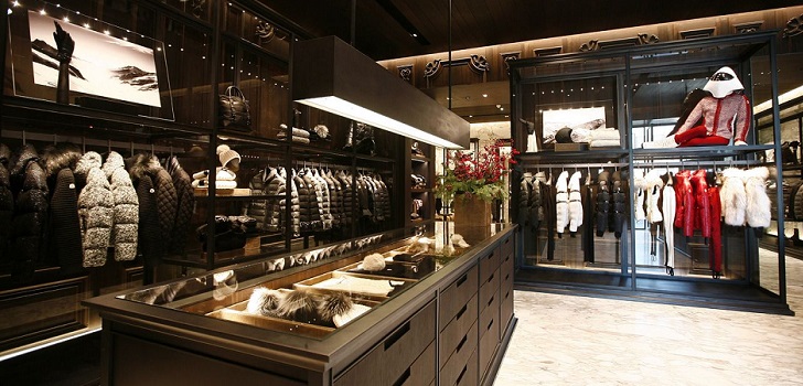 Interior de una tienda de Moncler. Moncler rompe con Yoox Net-a-Porter y toma el control de su ecommerce