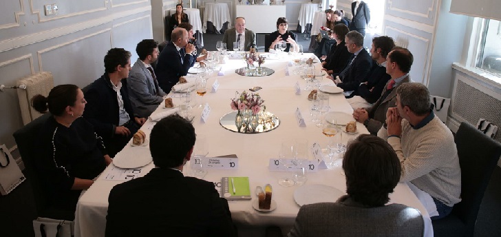 Coats ampl&iacute;a su cartera: se hacer con el fabricante de hilados t&eacute;cnicos Pharr HP  El gigante brit&aacute;nico de hilatura ha firmado un acuerdo vinculante para adquirir el negocio y los activos del fabricante estadounidense.     Coats ampl&iacute;a su cartera de marcas. El gigante brit&aacute;nico de hilatura ha firmado un acuerdo vinculante para adquirir el negocio y los activos del fabricante estadounidense de hilados t&eacute;cnicos Pharr HP en una operaci&oacute;n cuyo importe no ha trascendido.  La compa&ntilde;&iacute;a est&aacute; especializada en la fabricaci&oacute;n de hilos de protecci&oacute;n t&eacute;rmica, defensa y servicios contra incendios. La compra de Pharr HP agregar&aacute; m&aacute;s experiencia y escala al negocio de protecci&oacute;n personal de Coats.  Coats finaliz&oacute; el ejercicio 2018 (cerrado el 31 de diciembre) con un beneficio de 58,2 millones de d&oacute;lares (51,4 millones de euros), un 39% m&aacute;s. Entre enero y diciembre de 2018, el grupo situ&oacute; su cifra de negocio en 1.414,7 millones de d&oacute;lares (1.251,6 millones de euros), un 4,3% m&aacute;s. 