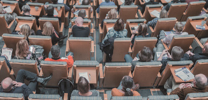 Aula de una universidad La moda entra en las aulas para fichar el talento del futuro
