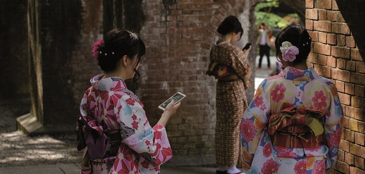 Del kimono al poncho: cuando lo regional saltó a la calle