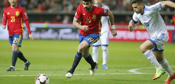 Selección española en un partido de futbol Los titanes del deporte se frotan las manos con el Mundial: 1.340 millones de euros en camisetas en juego
