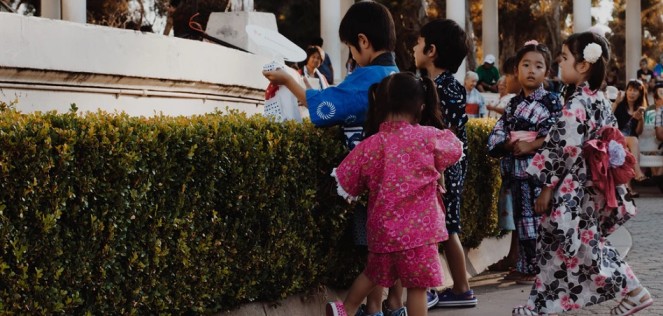 Niños japoneses jugando en una fuente Un Mundo en Transformación: Japón, un imperio ‘nublado’ pero sin nueva tormenta a la vista