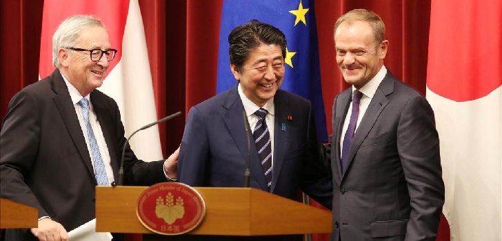 Jean-Claude-Juncker, Xi Jinping y Donald Tusk. Europa y Japón pactan el ‘arancel cero’ para la ropa y el textil