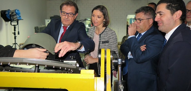 La ministra de Industria visita al textil valenciano tras retomar el diálogo con la patronal