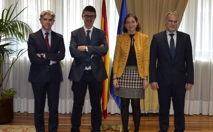 Representantes del Consejo Intertextil Español (CIE) junto a la ministra de Industria, Reyes Maroto El textil reestablece lazos con el Gobierno: encuentro para desatascar la agenda industrial