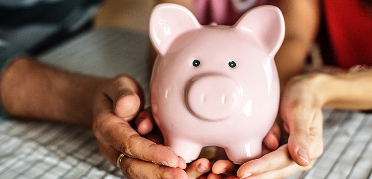 Espa&ntilde;a sigue &lsquo;rompiendo la hucha&rsquo; mientras Europa contiene el aliento: el ahorro de los hogares toca m&iacute;nimos