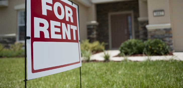 Cartel de se alquila Si hasta Ikea se pasa al alquiler, ¿llegará el ‘boom’ a la moda?