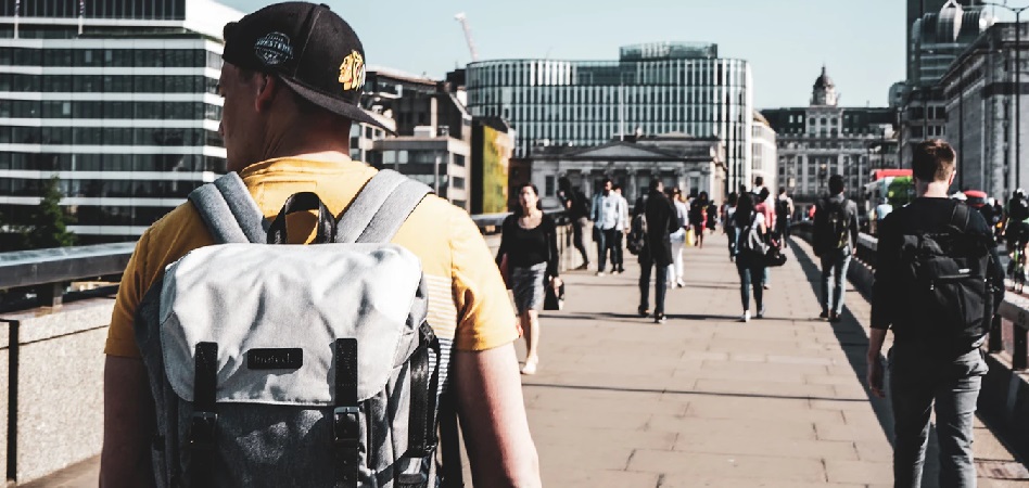 Hombre joven con mochilas De ‘hombres grises’ a ‘hípsters’ de ciudad: el ‘boom’ de las mochilas despega