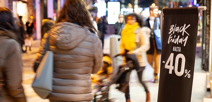 Mujer comprando La moda se conforma en 2019: año plano como consuelo ante el frenazo global