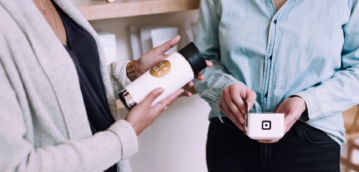 Personas con móviles ‘Chatbot’, ‘call center’ y WhatsApp: la cuadratura del círculo en la atención al cliente