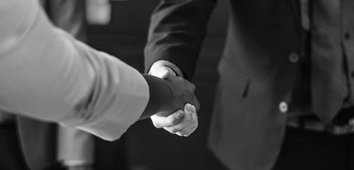 Directivos estrechándose las manos Cliente vs finanzas, ¿qué pesa más en la toma de decisiones?