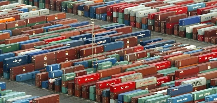 Contenedores en un puerto. Las exportaciones de moda emprenden la remontada tras repuntar un 14% en mayo