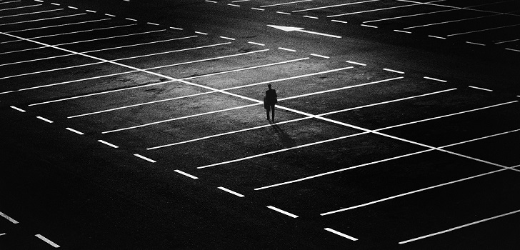 Hombre caminando solo. La moda ante 2019: entre el miedo a otro 2018 y el reto de adaptarse