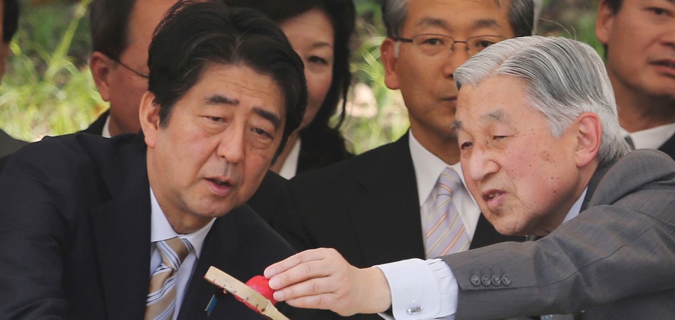 Shinzo Abe junto al emperador Akihito Un Mundo en Transformación: Japón, un imperio ‘nublado’ pero sin nueva tormenta a la vista