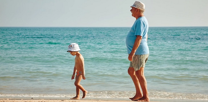 Abuelo con su nieto en la playa Los jóvenes a Murcia, los ‘seniors’ a Orense: radiografía de la demografía española