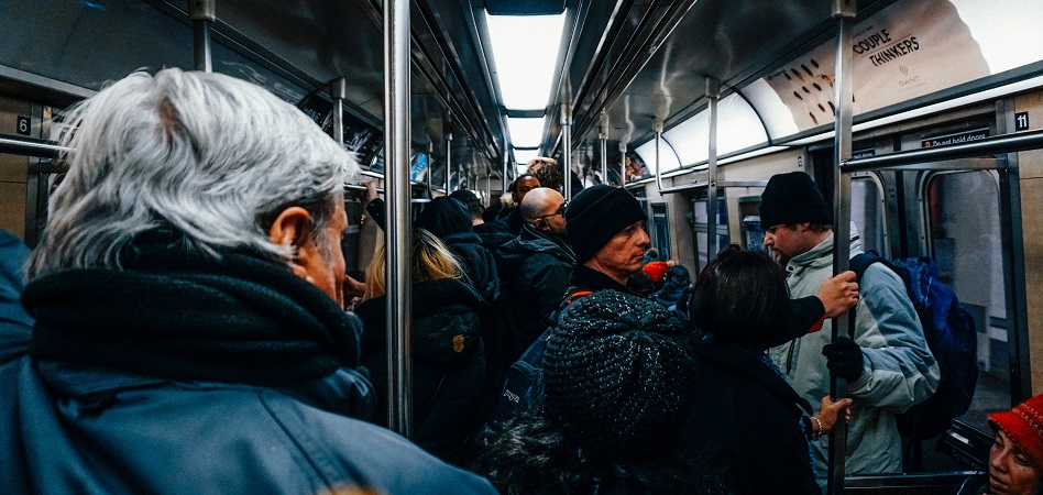 Viajeros en el metro de Londres. La inmigración, motor del crecimiento