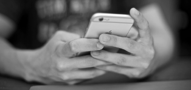 Persona chateando “Hola, soy Zara”: cómo la moda está asaltando WhatsApp