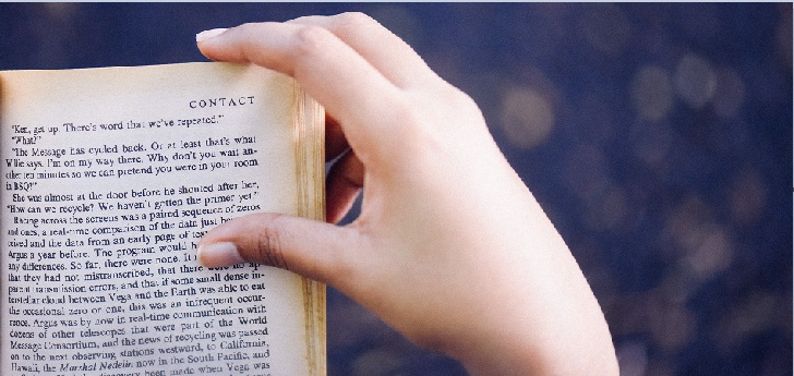 Lee con frecuencia, se emancipa a los 26 y saca un notable en felicidad: retrato robot de la consumidora europea