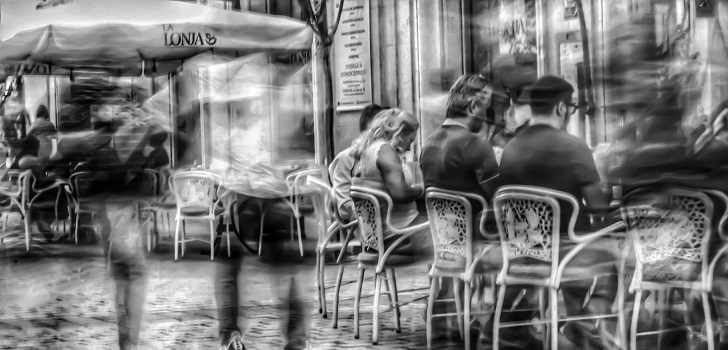 La moda &lsquo;sale&rsquo; de la calle: la restauraci&oacute;n barre a la ropa en los ejes &lsquo;prime&rsquo;