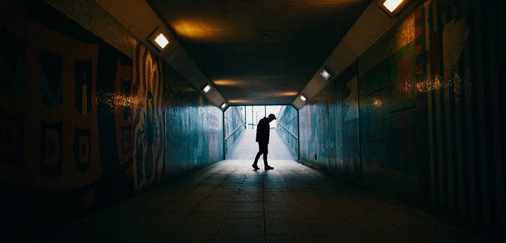 Persona en el interior de un túnel en penumbra Pobres de nosotros, pecadores