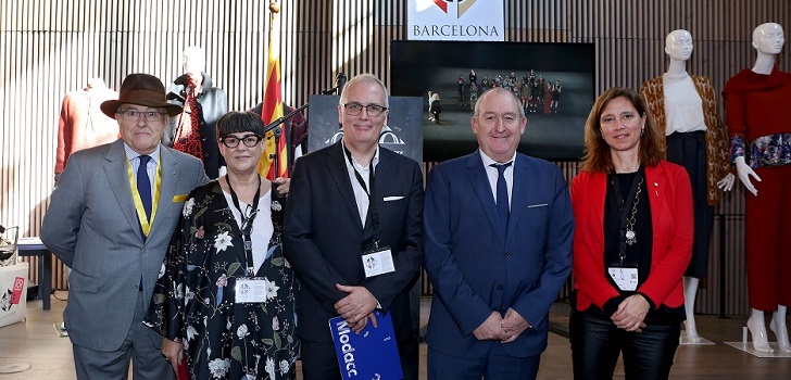 El showroom de 080 Barcelona Fashion saca pecho. El espacio comercial de la pasarela catalana, destinado al cierre de acuerdos entre marcas y compradores, genera un volumen de negocio medio de dos millones de euros cada edici&oacute;n. La cifra se ha dado a conocer en el marco de la presentaci&oacute;n de la quinta edici&oacute;n del concepto, y tiene en cuenta las ventas directas, los pedidos y acuerdos de distribuci&oacute;n del conjunto de firmas que participan. La quinta edici&oacute;n del 080 Barcelona Fashion Showroom, que tiene lugar hoy y ma&ntilde;ana en el Recinto Modernista de Sant Pau de Barcelona, est&aacute; focalizada en la moda femenina de segmento alto y participan una veintena de empresas. Entre los participantes destacan nombres como Naulover, Scorpoion, Lola Casademunt, Sweet Matitos, Sita Murt, TCN y Diktons, entre otros. Antes de su arranque, el showroom contaba con m&aacute;s de setenta compradores acreditados, una veintena de los cuales son internacionales. Entre los pa&iacute;ses de origen destacan Estados Unidos, China, Polonia, Jap&oacute;n, Holanda, Francia, B&eacute;lgica, Singapur, Corea del Sur y Suecia, entre otros. En las ediciones del 080 Barcelona Fashion Showroom celebradas hasta ahora han participado m&aacute;s de ochenta compradores internacionales y cerca de cien marcas catalanas de moda. En total, se han generado m&aacute;s de un millar de interacciones comerciales.