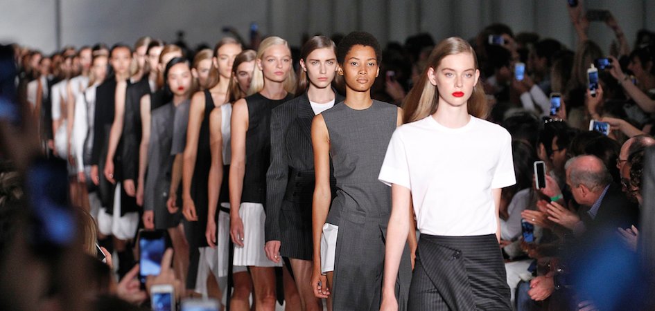 Desfile en la pasarela de Nueva York Coach, Louis Vuitton y Balenciaga, los reyes mundiales de la pasarela entre los consumidores