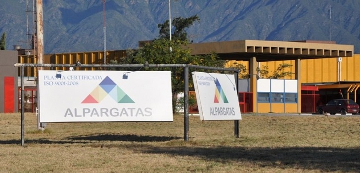 Alpargatas da otro paso atrás en Argentina: cierra dos fábricas en el país tras vender Topper 