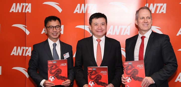 Directivos de Anta en un evento La china Anta crece un 25,5% y supera los 2.000 millones en 2017