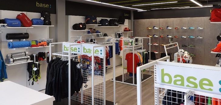 Imagen recurso de una tienda interior de Base. Base acelera su integración tras facturar 71 millones de euros en 2019