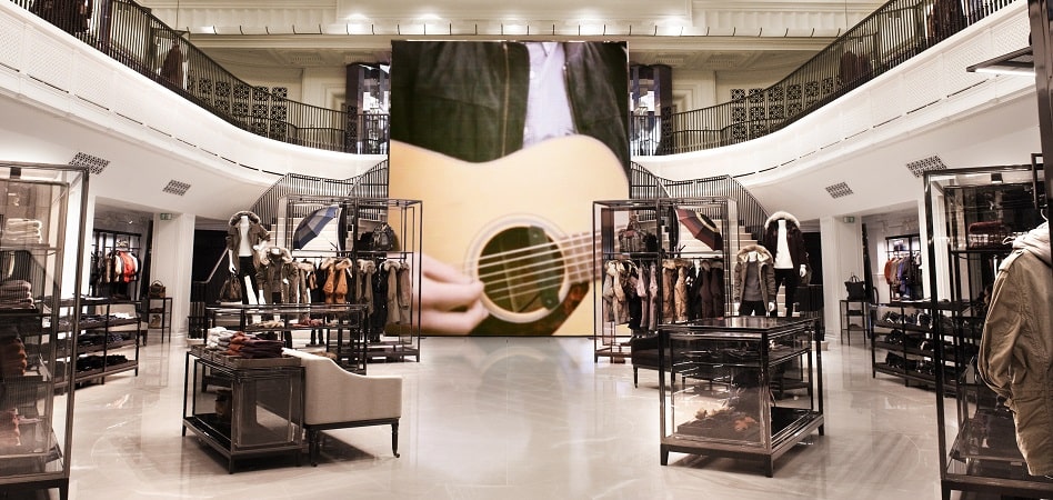 Tienda de Burberry interior “Buenos días Sr. Cliente”: la interacción digital en el espacio físico