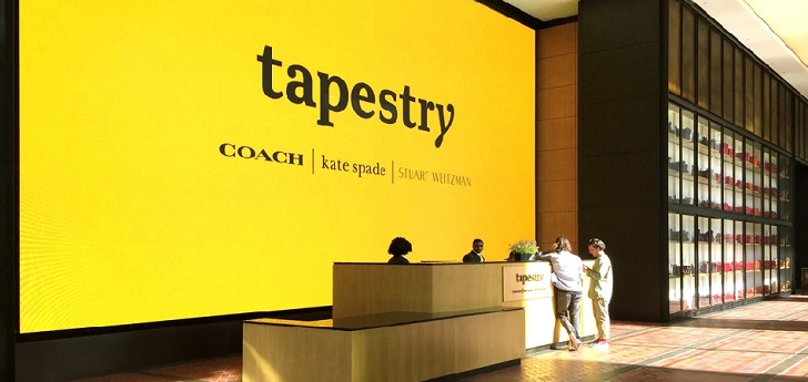 Sede de Coach Coach vuelve a hundir su resultado neto. La compañía, que recientemente cambió el nombre a Tapestry, ha disminuido un 57,7% su resultado neto en los nueve primeros meses de su ejercicio. La empresa ha ganado 185,8 millones de dólares (153,7 millones de euros) frente a los 439,3 millones de dólares (153,7 millones de euros) del mismo periodo del año anterior. No obstante, el grupo continúa impulsando su crecimiento con un incremento de las ventas del 31% entre julio y marzo, hasta 4.396,3 millones de dólares (3.633 millones de euros). La adquisición de Kate Spade ha contribuido en gran parte al incremento de la cifra de negocio, aunque las demás marcas del grupo, Coach y Stuart Weitzman, también han evolucionado de manera favorable. Las ventas de Coach sólo en el tercer trimestre alcanzaron 969 millones de dólares (800,7 millones de euros), un 6% más que en el mismo periodo de un año atrás. En superficie comparable, el creicimiento fue del 3%. Kate Spade, por su parte, aportó al trimestre 269 millones de dólares (222,3 millones de euros), registrando un descenso del 9% en superficie comparable. Stuart Weitzman, por último, concluyó estos tres últimos meses con ventas de 84 millones de dólares (69,4 millones de euros), un 5% más. En este último trimestre, Tapestry ha reforzado las cúpulas de Kate Spade y Stuart Weitzam con nuevos consejeros delegados. Las previsiones de Tapestry para final de año pasan por mantener el ritmo de crecimiento en el 30% y concluir con ventas de hasta 5.900 millones de dólares (4.875,7 millones de euros).