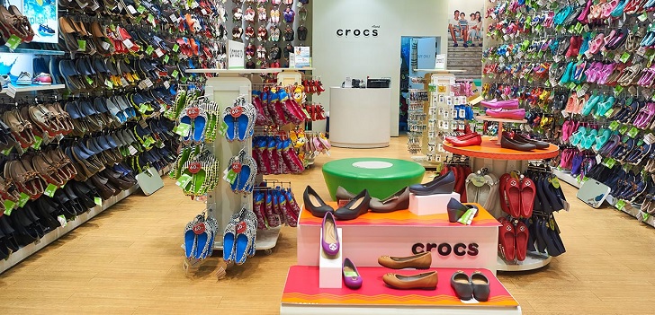 Interior de una tienda de Crocs. Crocs le gana la batalla legal en Colombia a Evacol